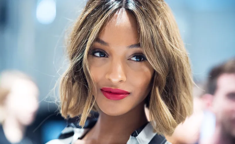 9. Halvkort frisyr med gardinlugg