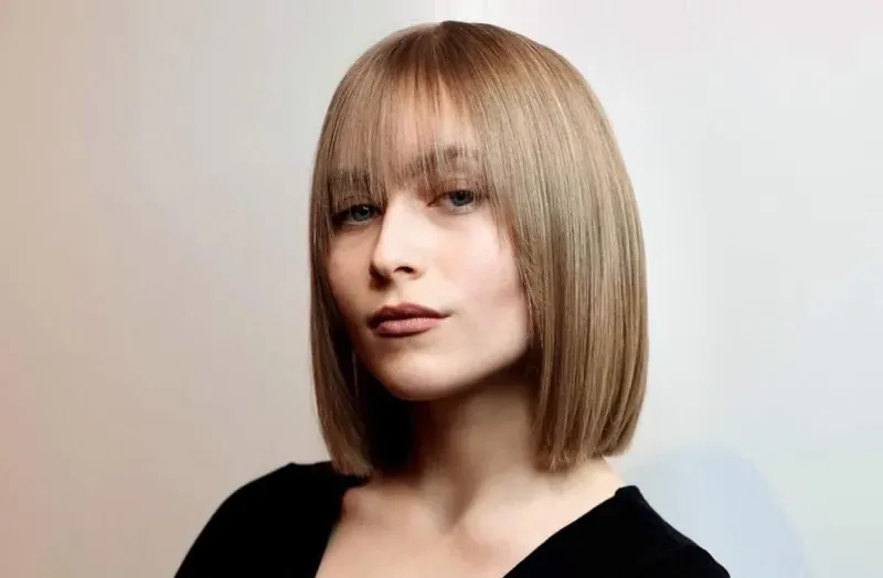 3. Halvkort hår med hellugg